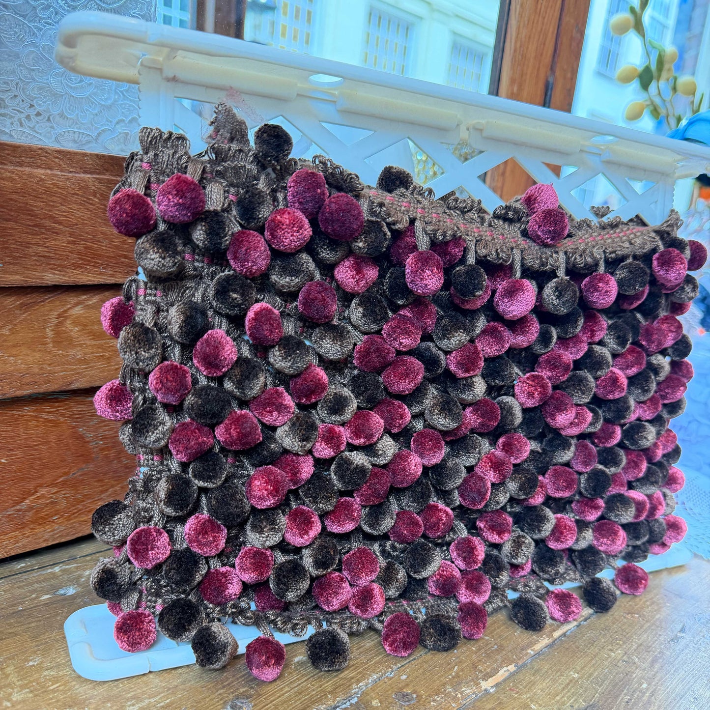 Sierband met bolletjes in bruin en bordeaux rood