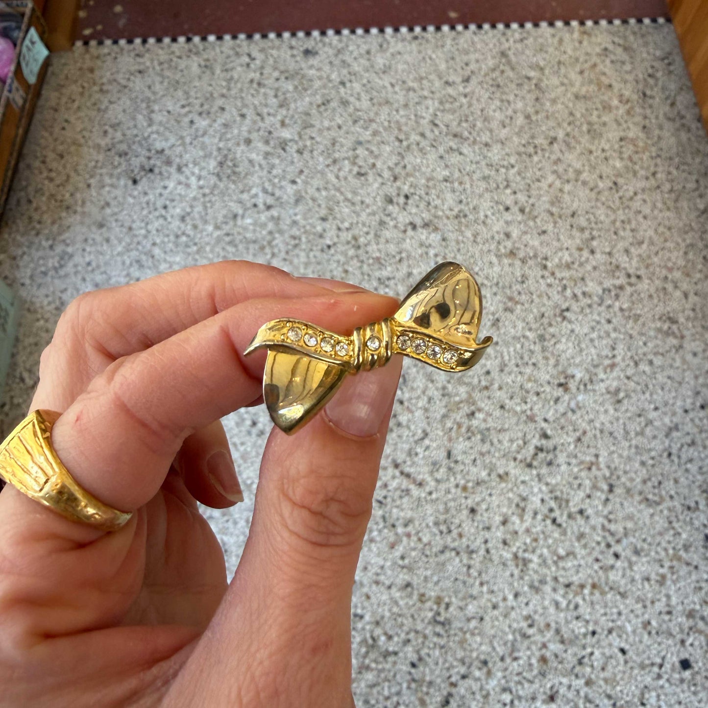Vintage broche strik met diamantjes