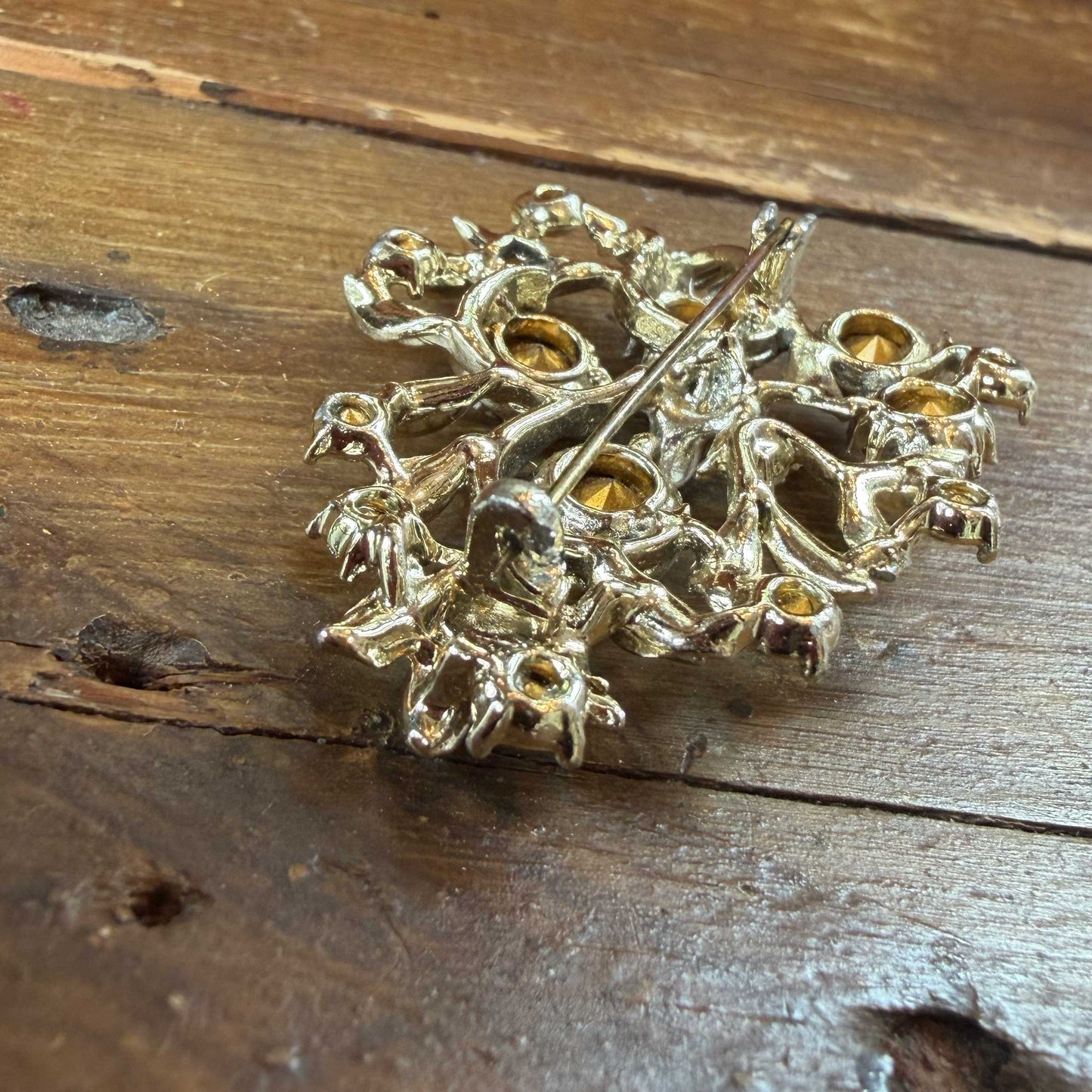 Vintage broche goud – bloem met barnsteenkleurige kristallen