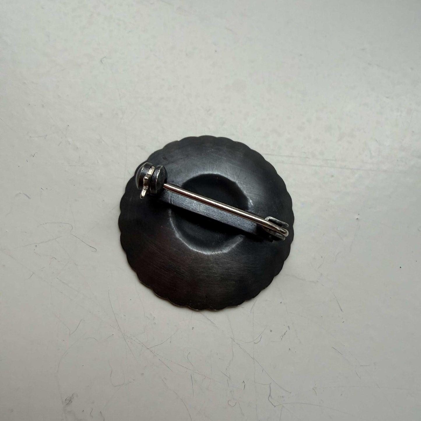 Broche metaal in de vorm van Zeeuwse knop