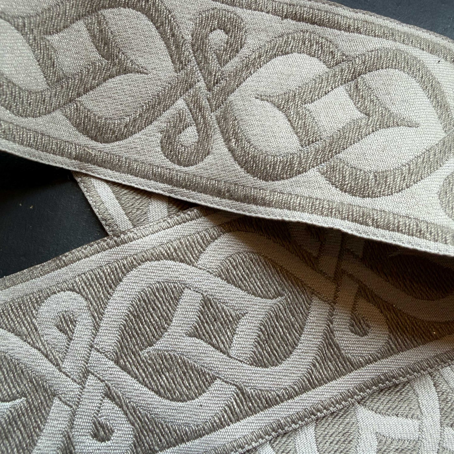 Jacquard band met ornamentmotief beige