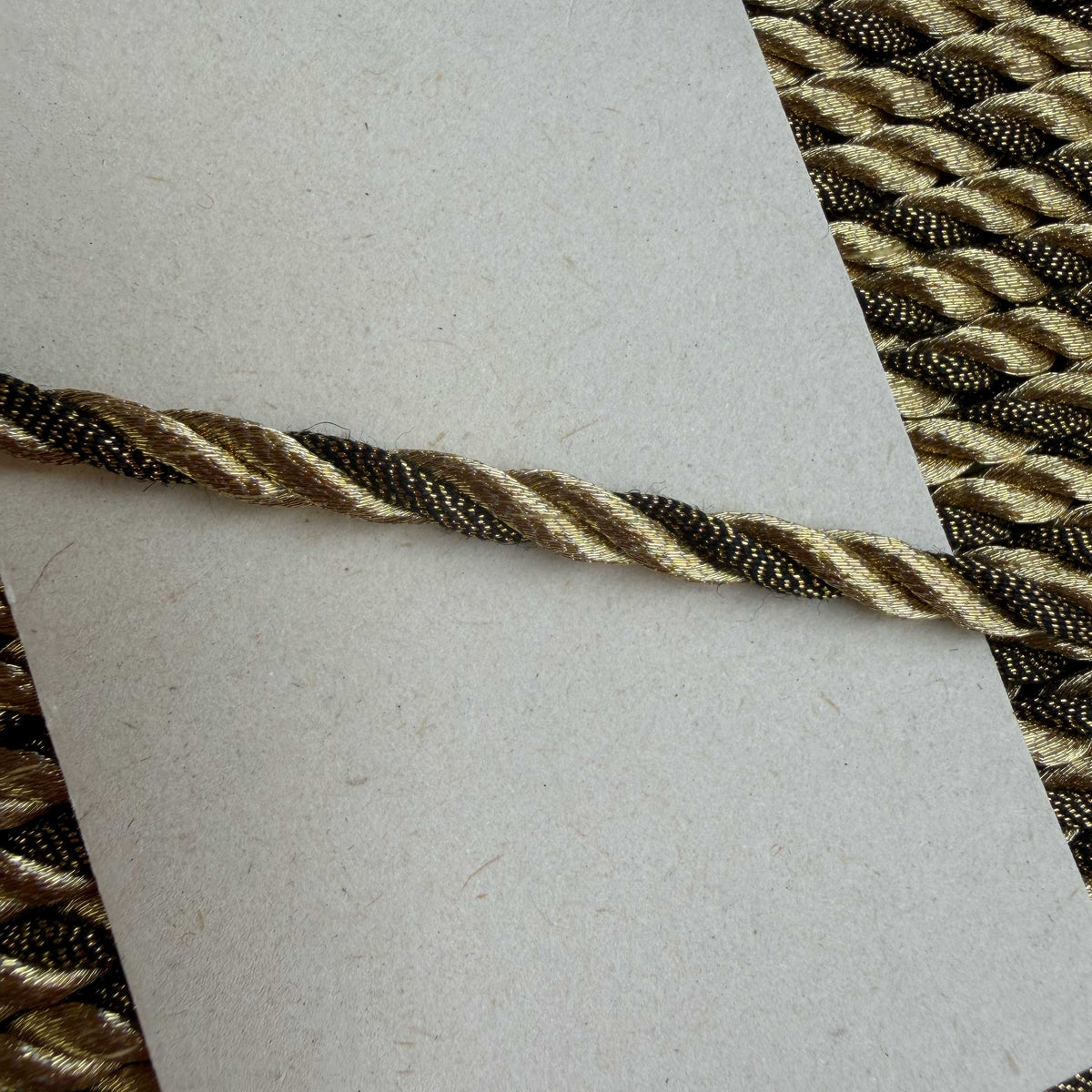 Gedraaid koord goud en zwart - 5 mm