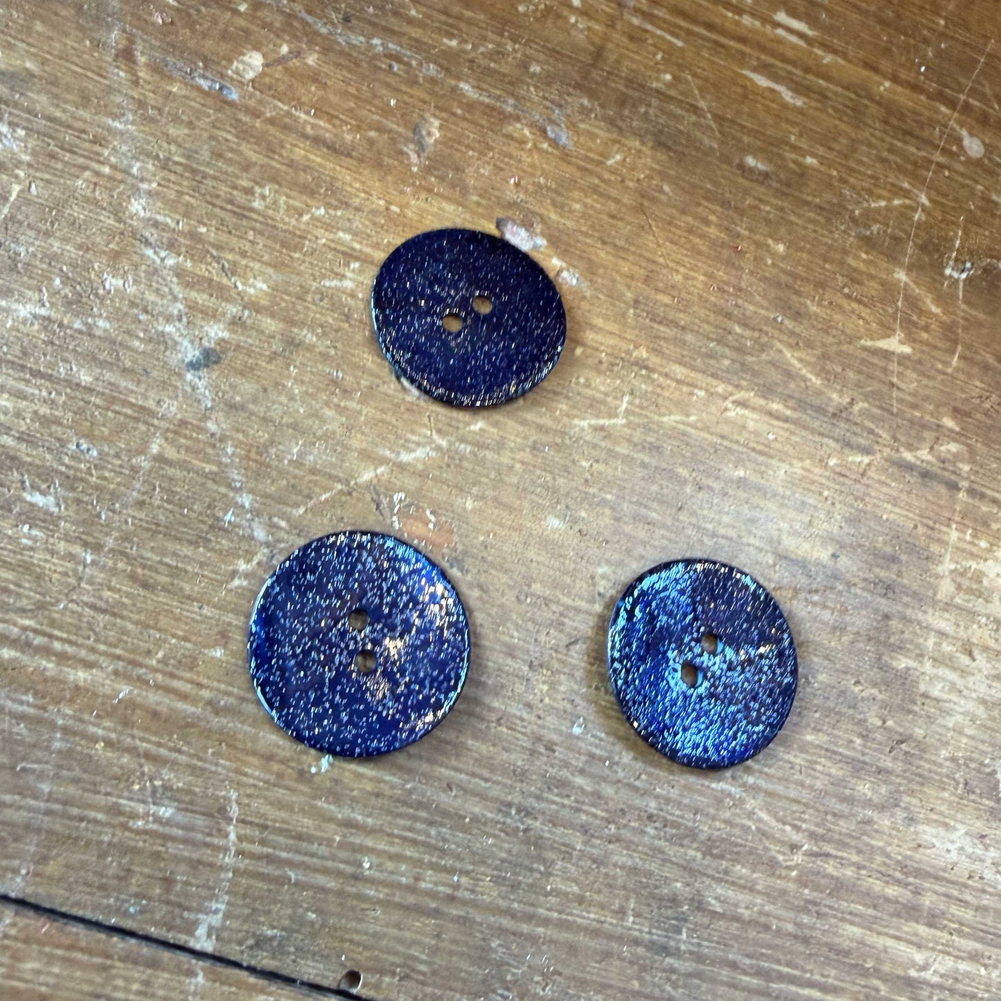Parelmoer glitterknoop donkerblauw 23 mm