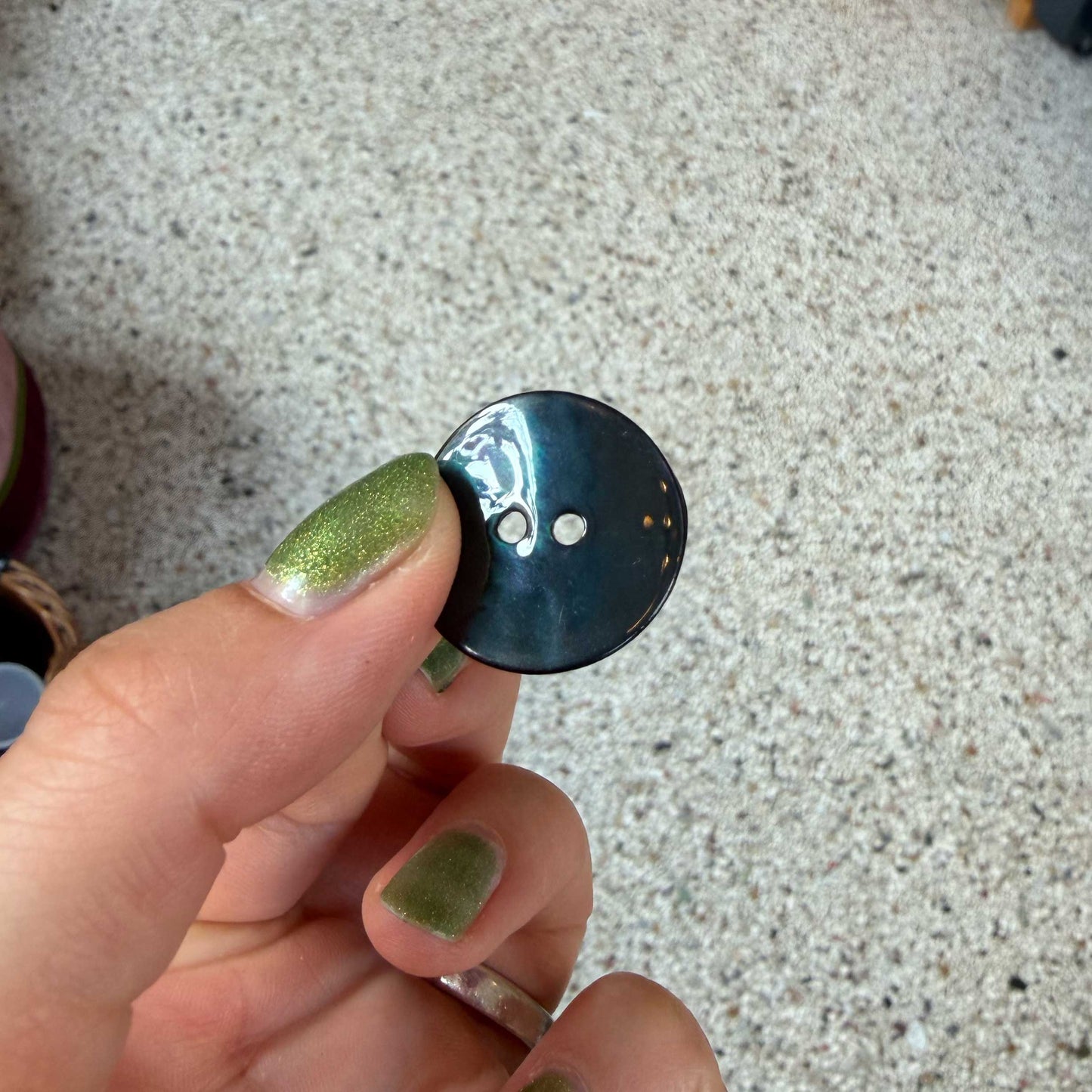 Parelmoer knoop donkerblauw/groen 22 mm