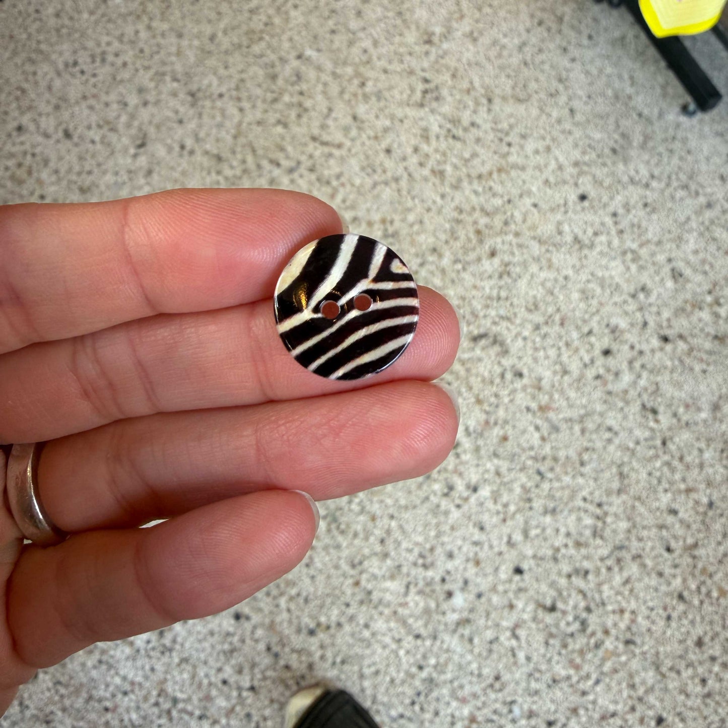Parelmoer knoop zebraprint - 17 mm