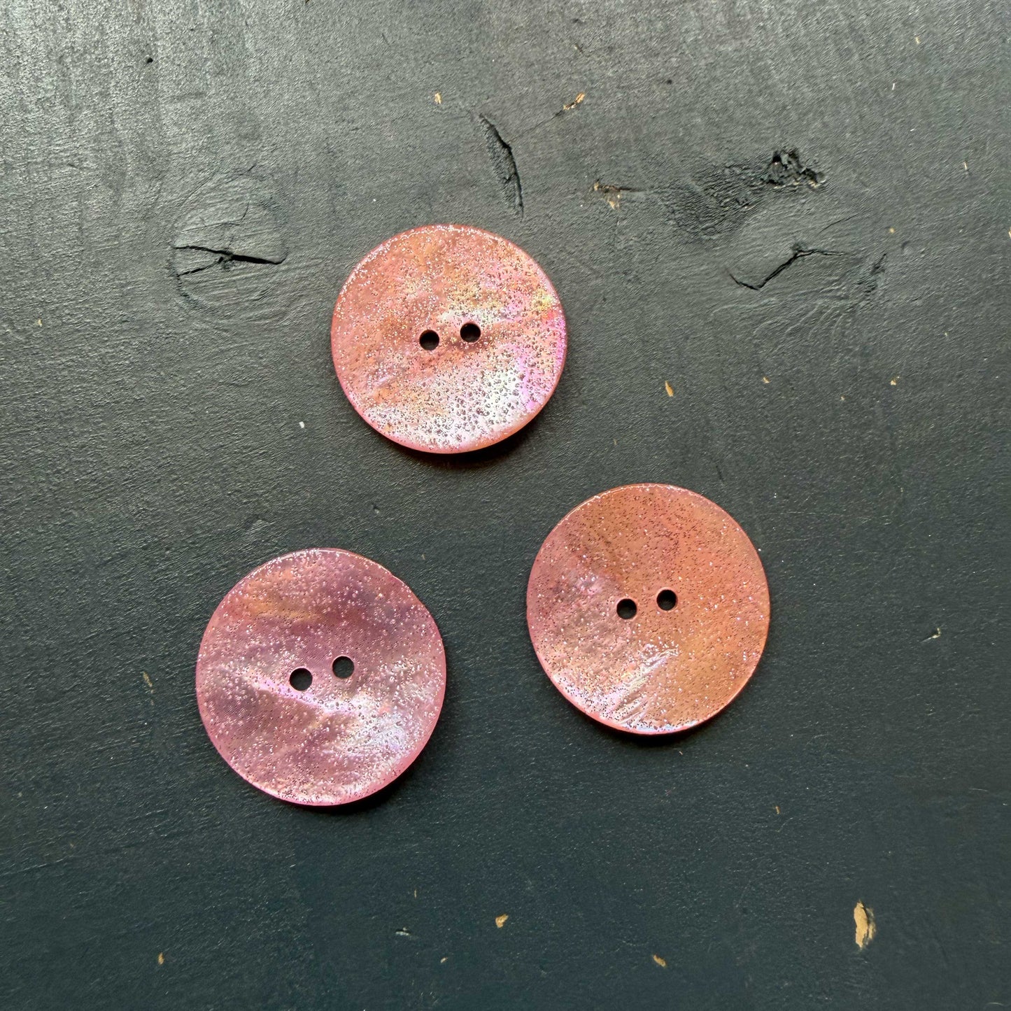 Parelmoer glitterknoop lichtroze 25 mm