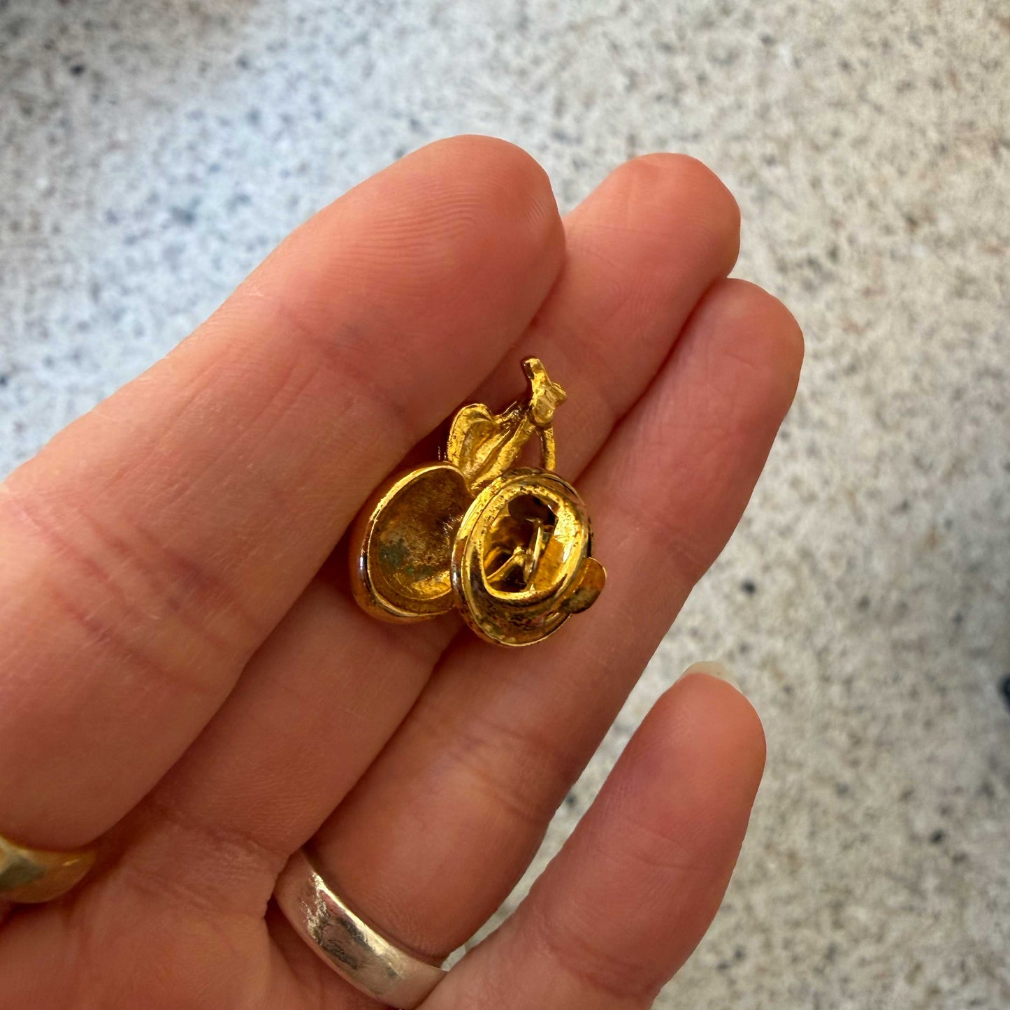 Vintage broche pin met kersen
