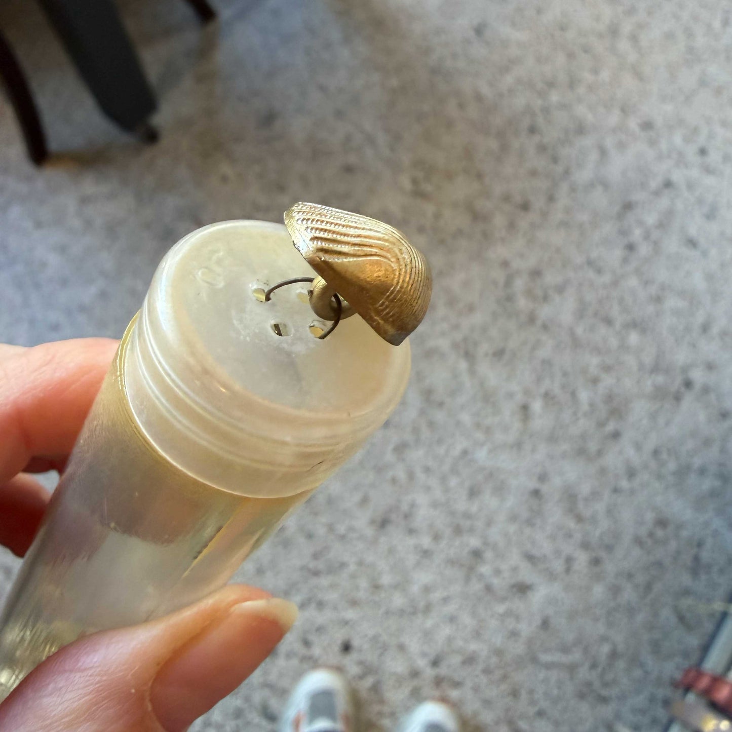 Schelpen knoop goud