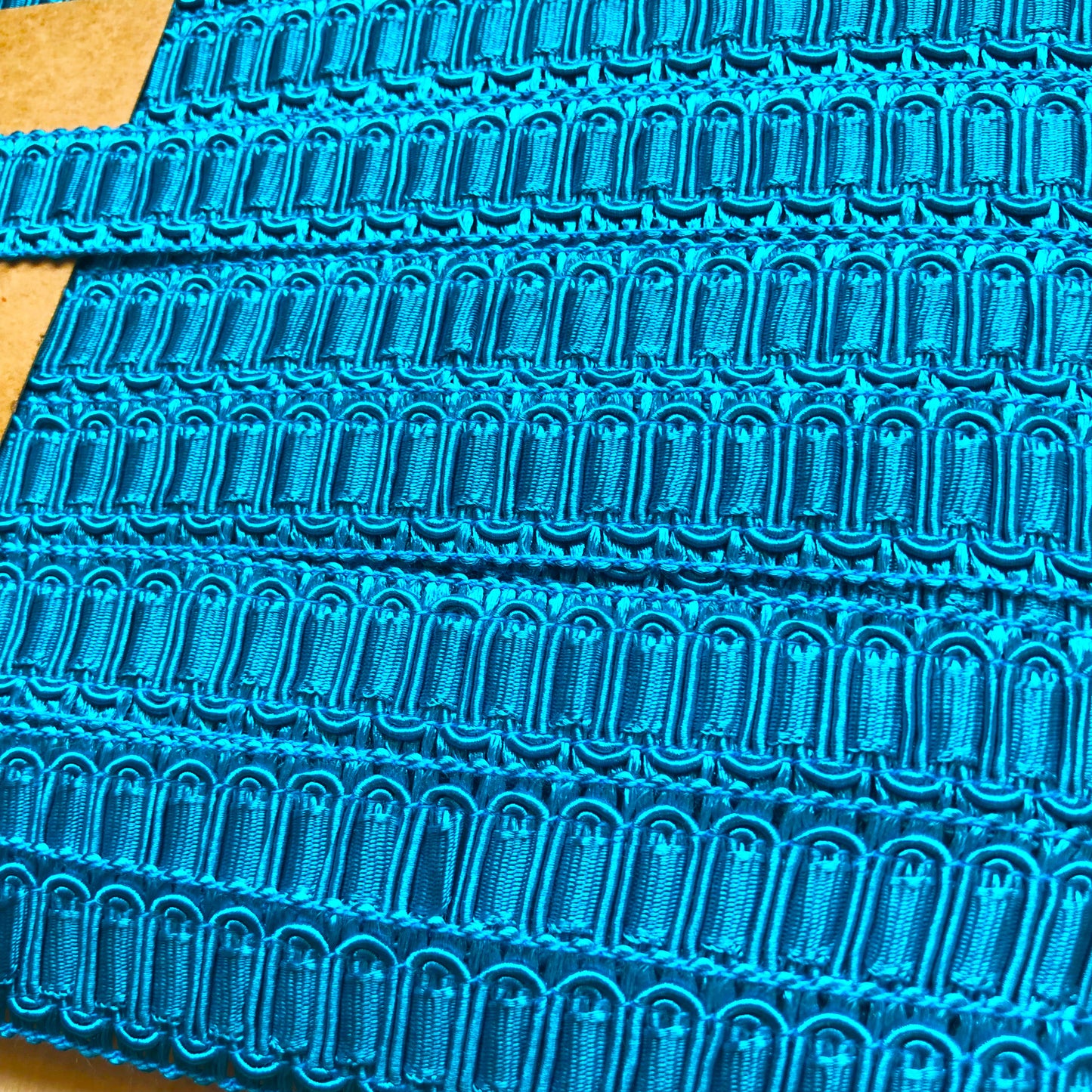 Artikel is per meter te bestellen. Meerdere meters worden zoveel mogelijk aan één stuk geleverd.
De kleuren - zoals u ze ziet op het beeldscherm - kunnen afwijken van de werkelijke kleuren, houd hier rekening mee.
Afgeknipt band mag niet geretourneerd worden. Zie de algemene voorwaarden.