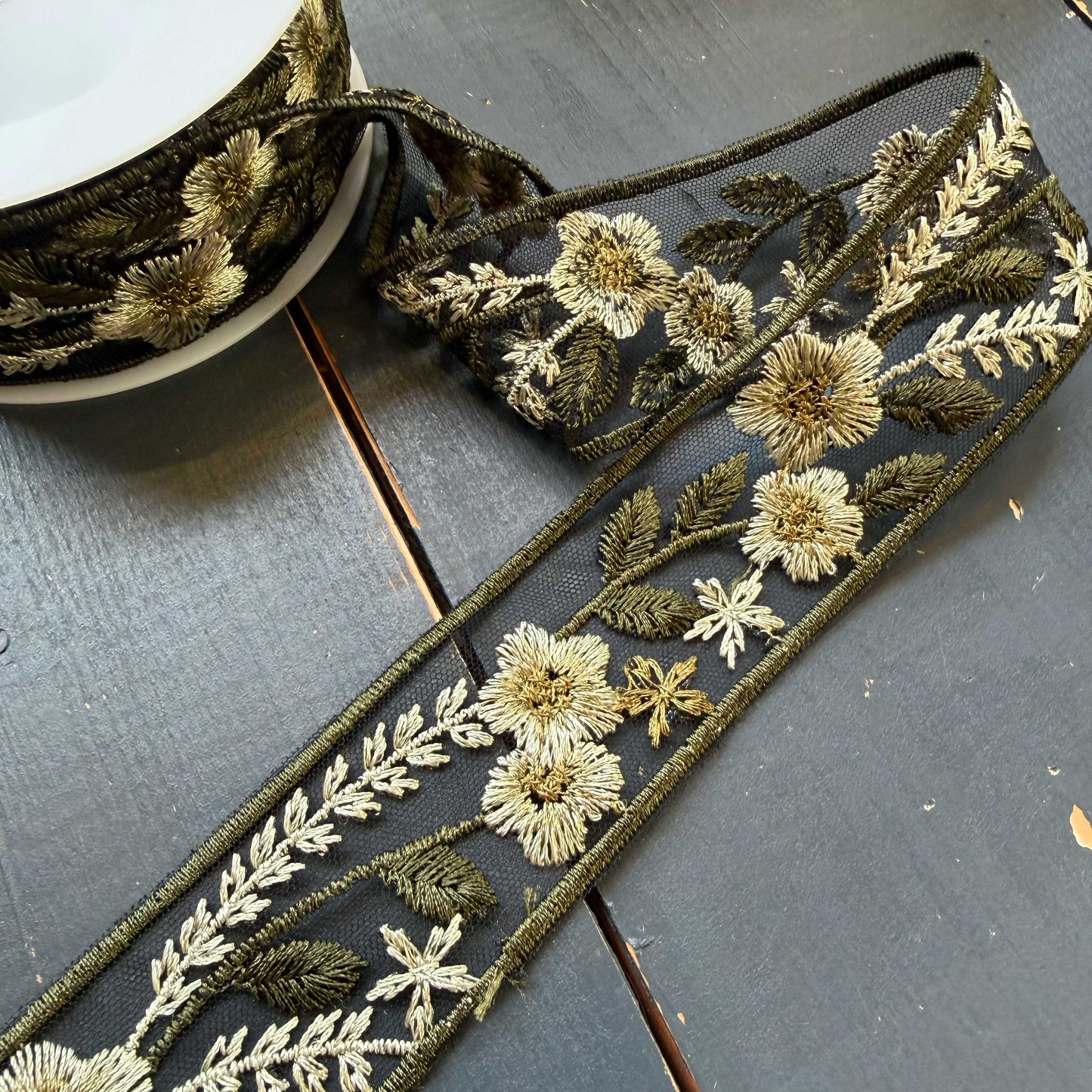 Sierband mosgroen met geborduurde bloemen