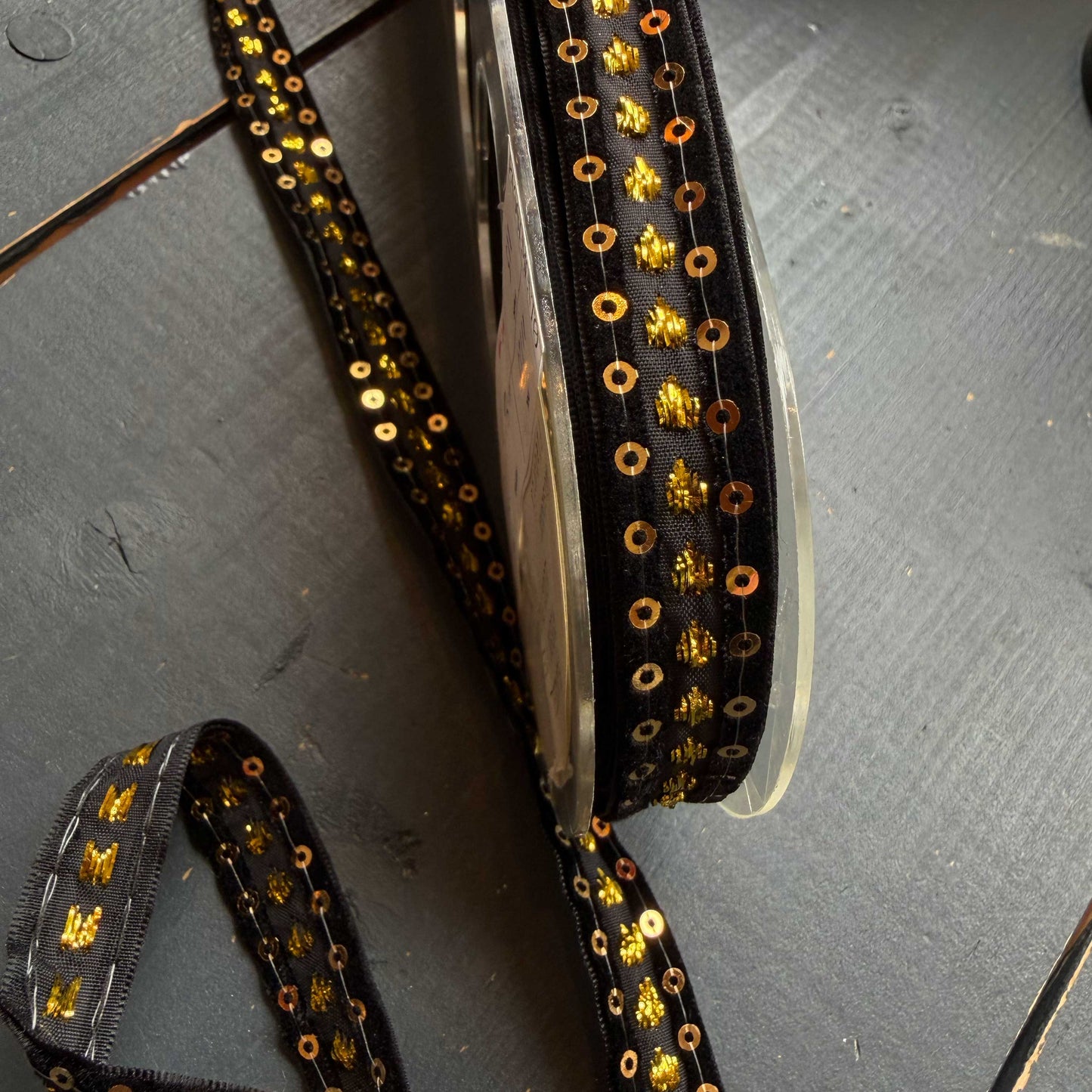 Fluweelband met gouden pailletten