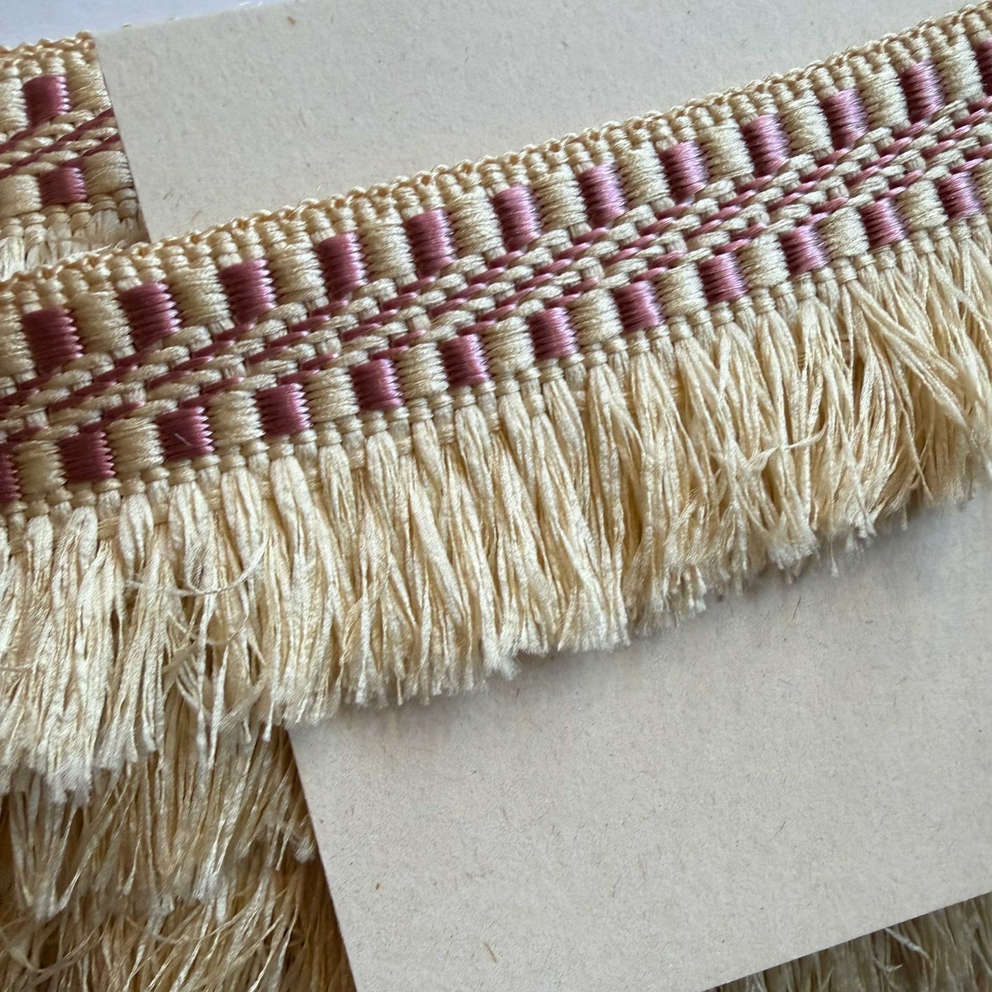 Sierband met beige franje en lila afwerking