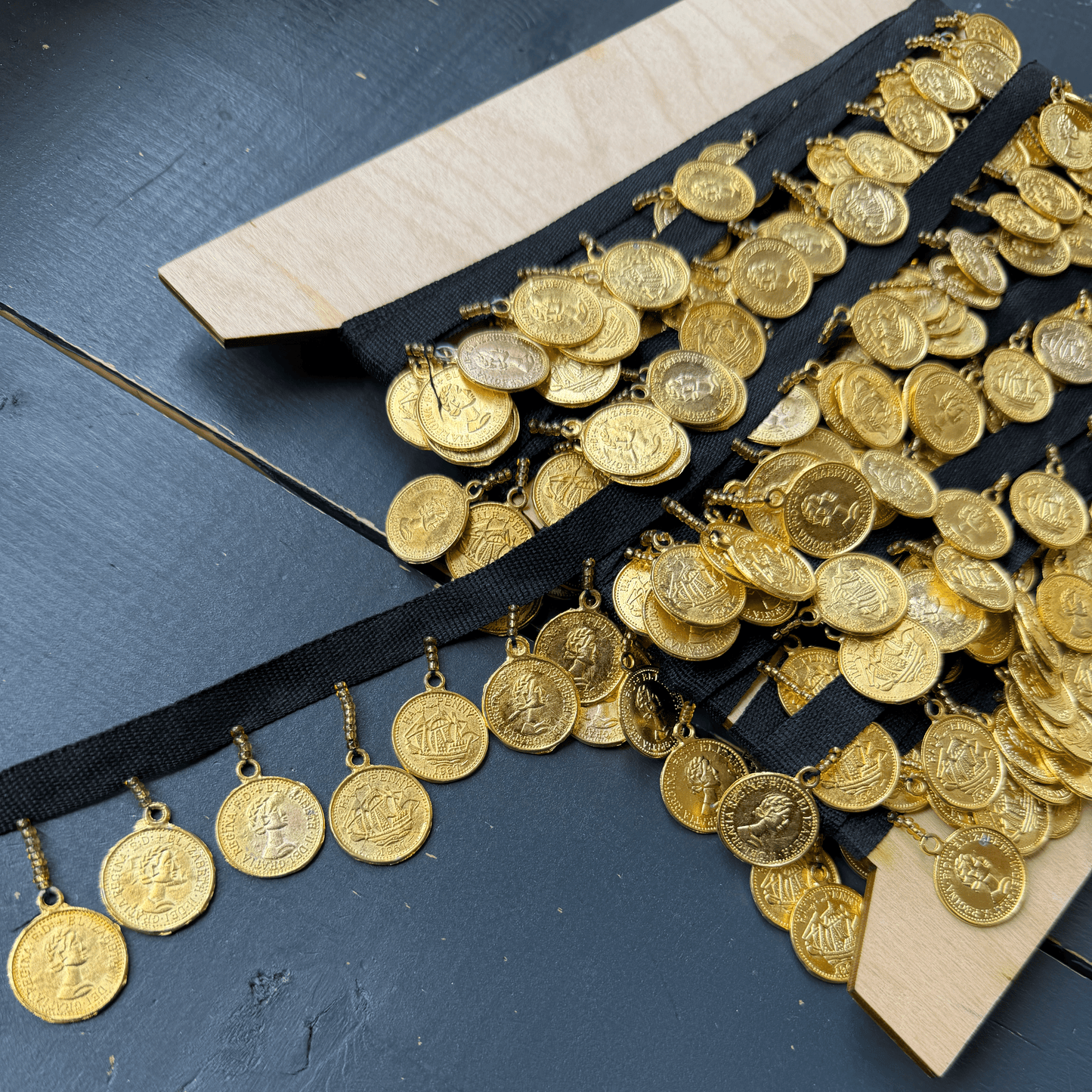 Sierband met gouden muntjes