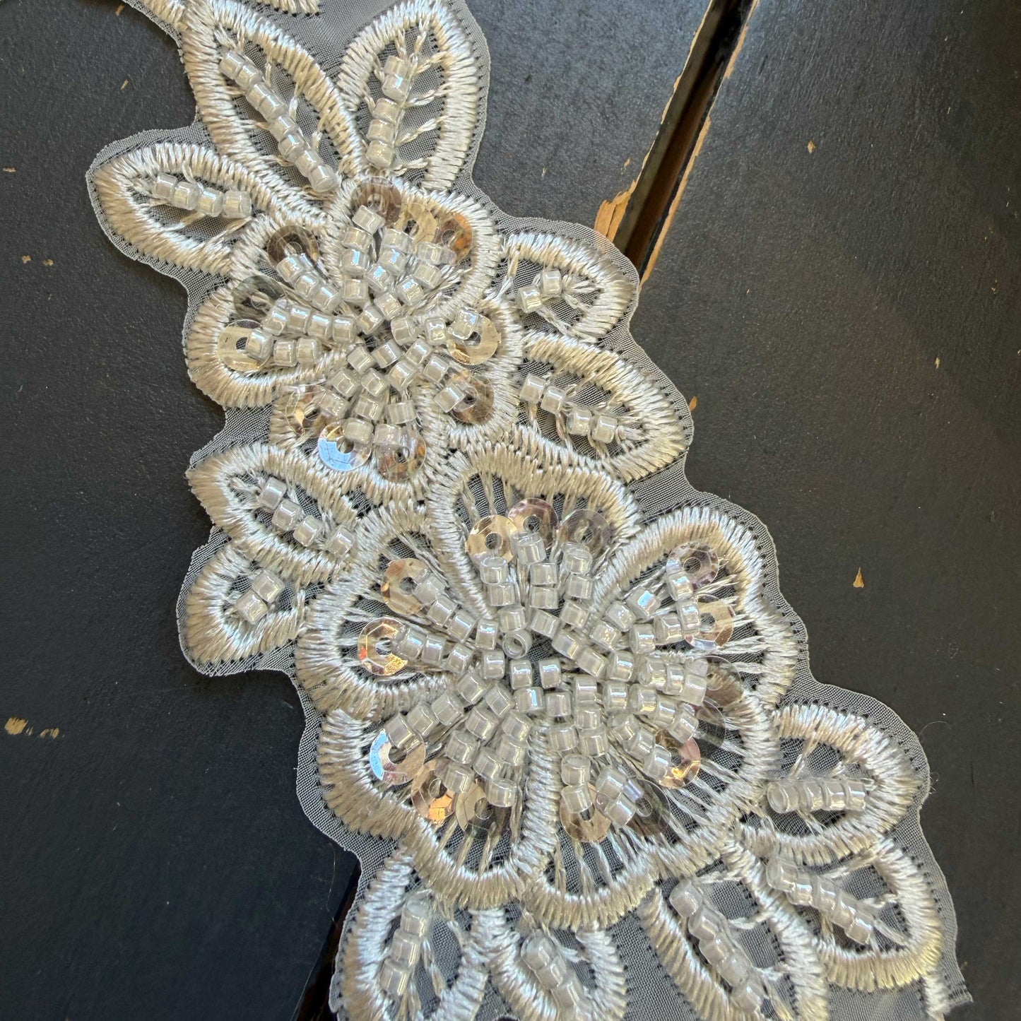 Zilverkleurig sierband met kralen en bloemen