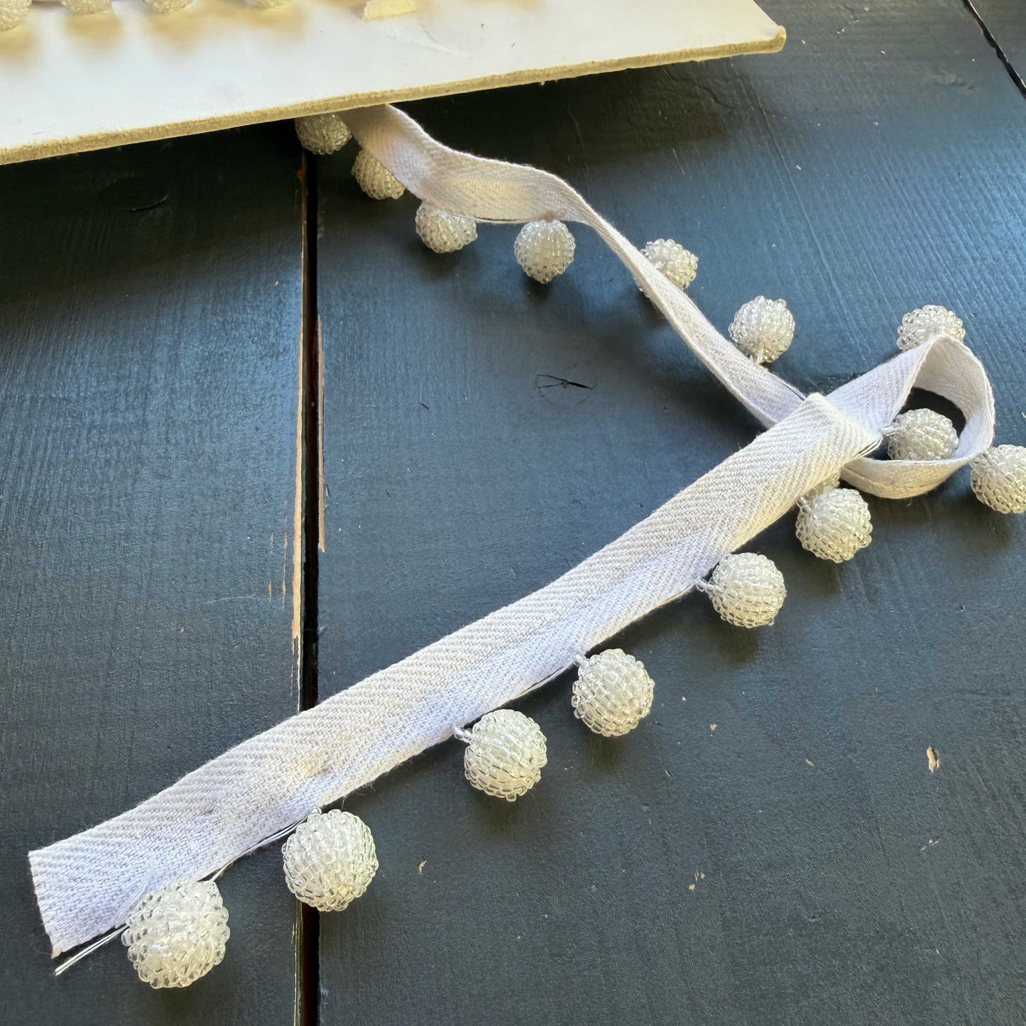 Sierband met kralenbollen