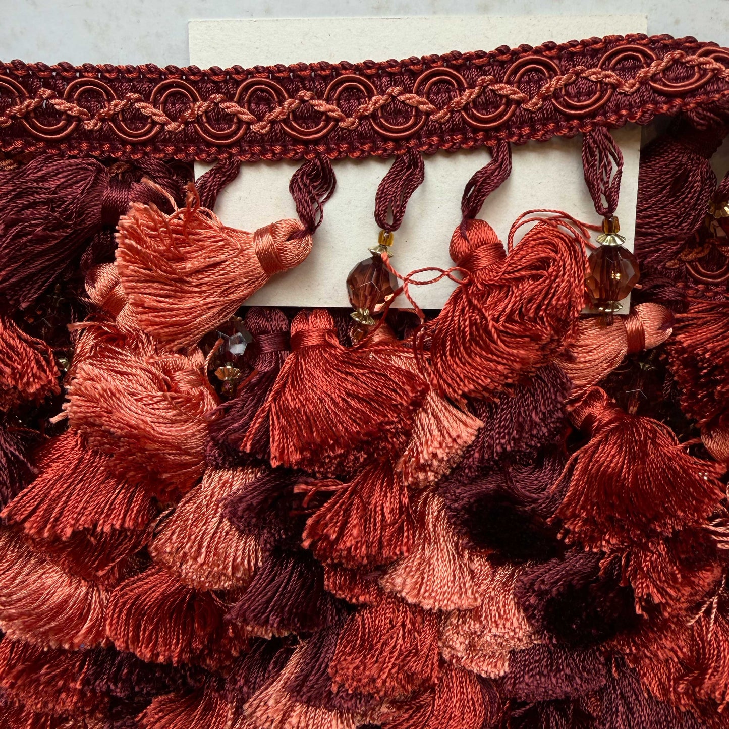 Sierband met kwastjes in bordeauxrood