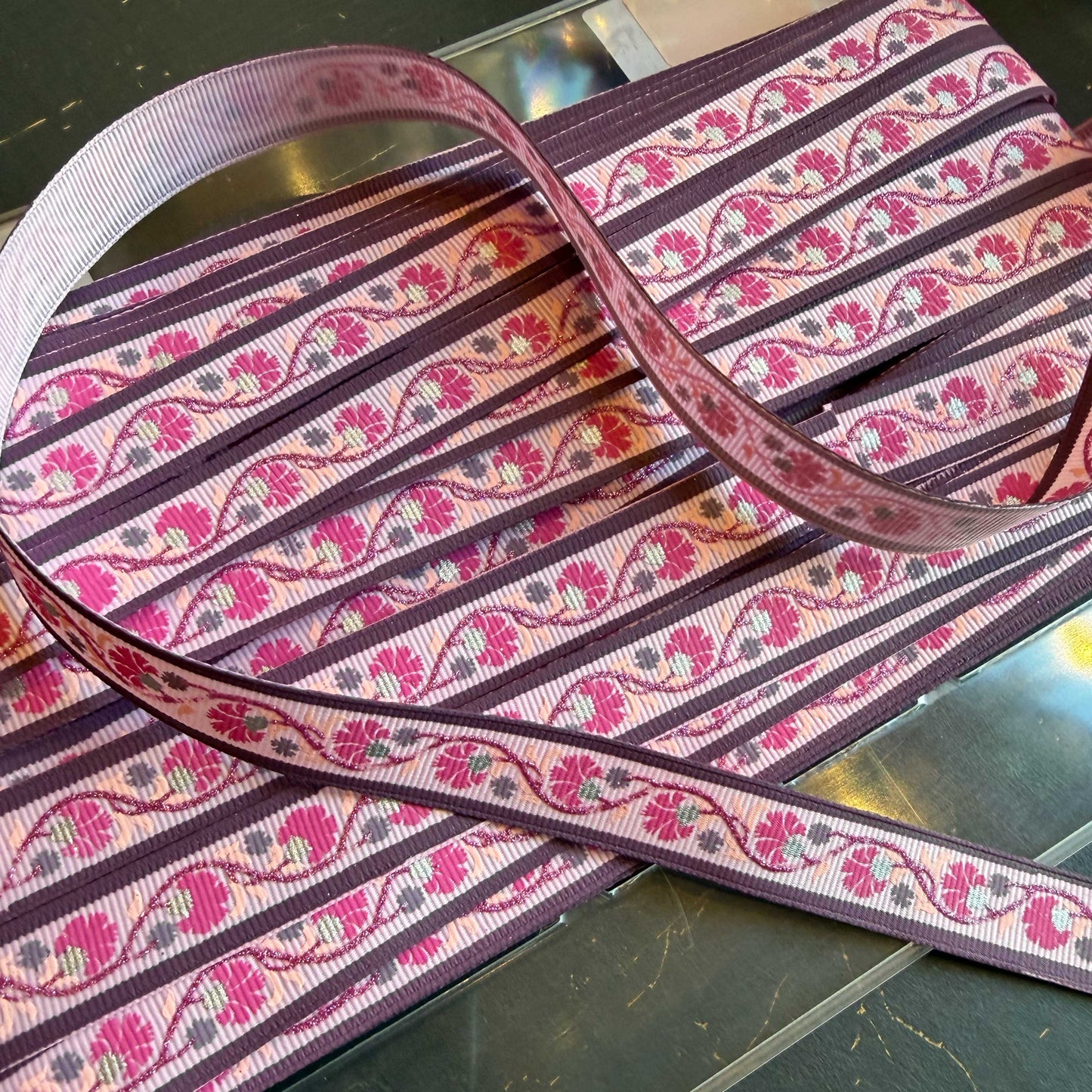 Sierband met bloemen in roze en paarse kleuren