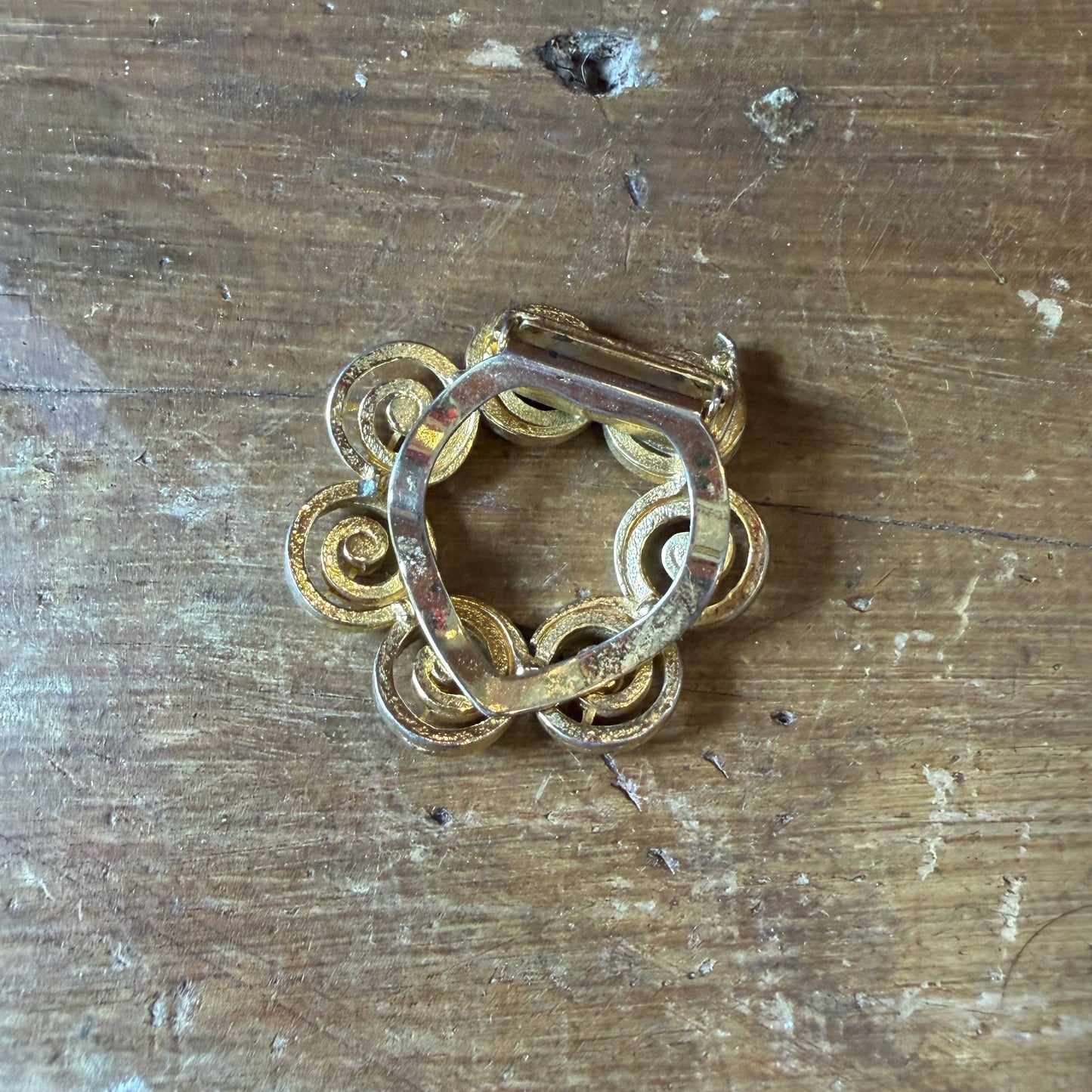 Vintage sjaalclip met krulmotief en parels | goudkleurig