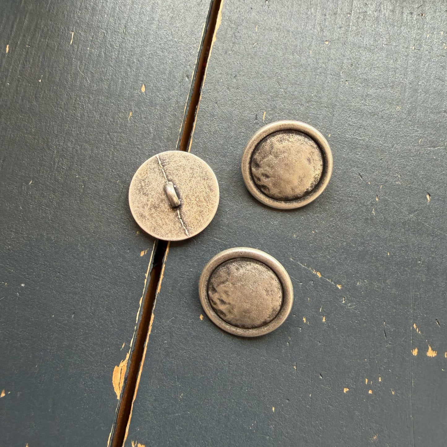 Zilveren metalen sierknoop – 20 mm