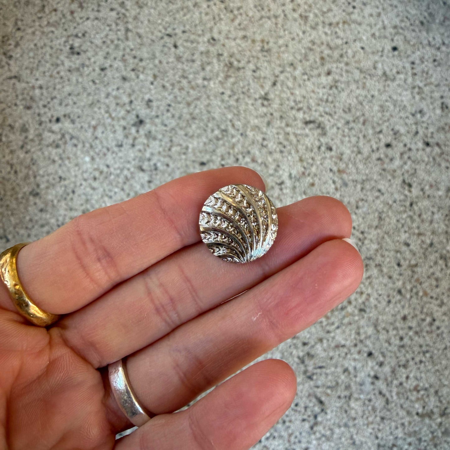 Zilveren knoop schelp reliëf - 18 mm