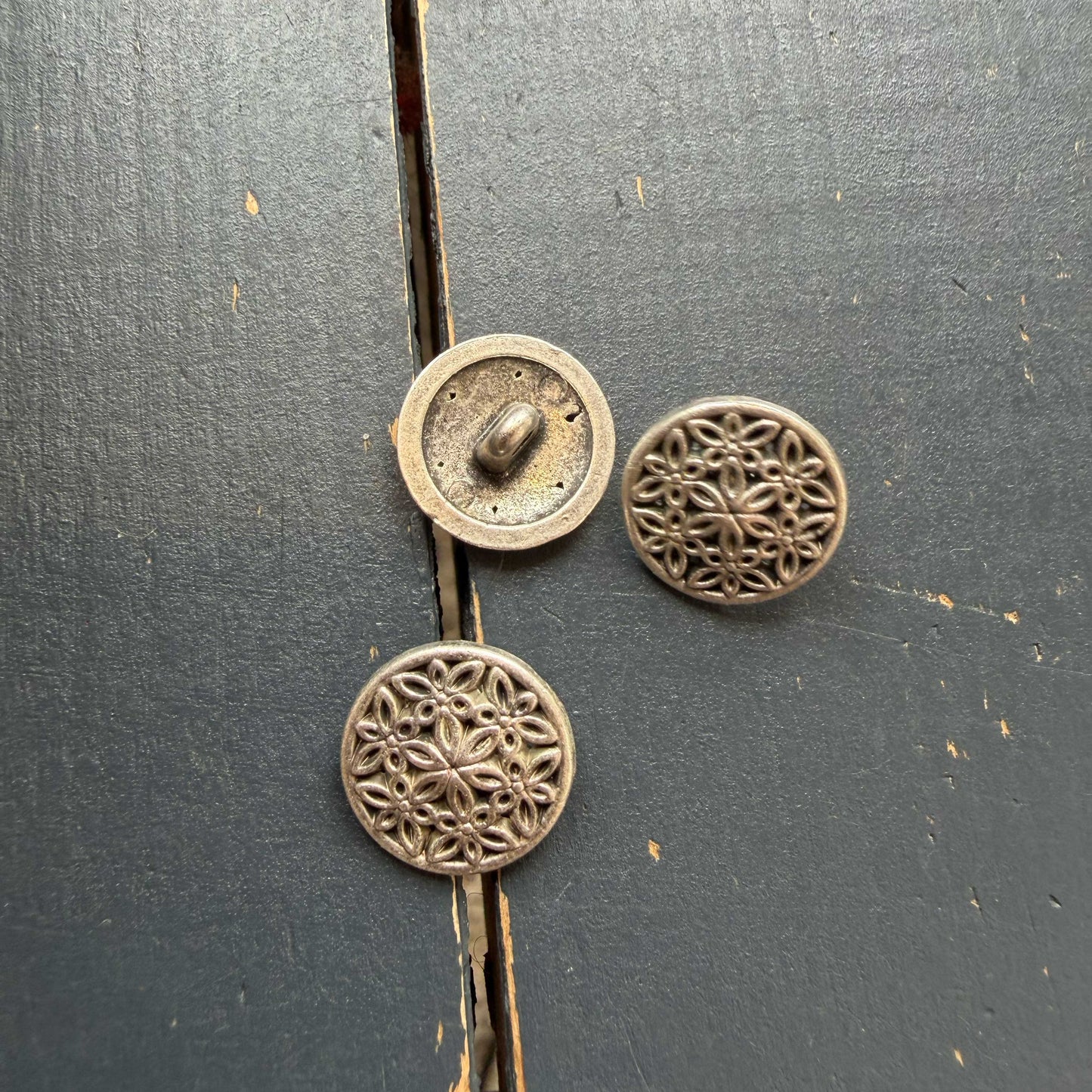 Zilveren metalen sierknoop – 15 mm