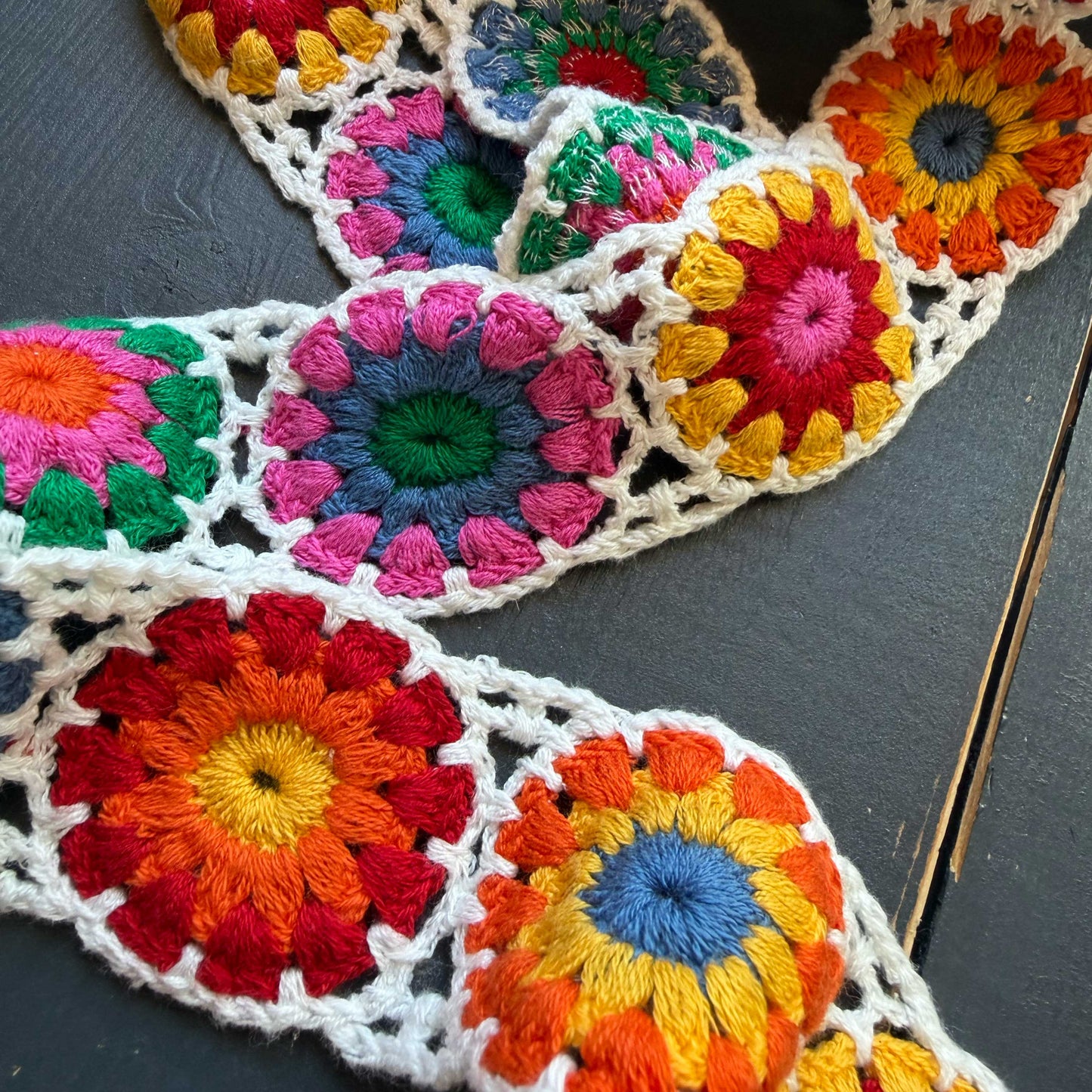 Granny square band kleurrijke bloemenmix