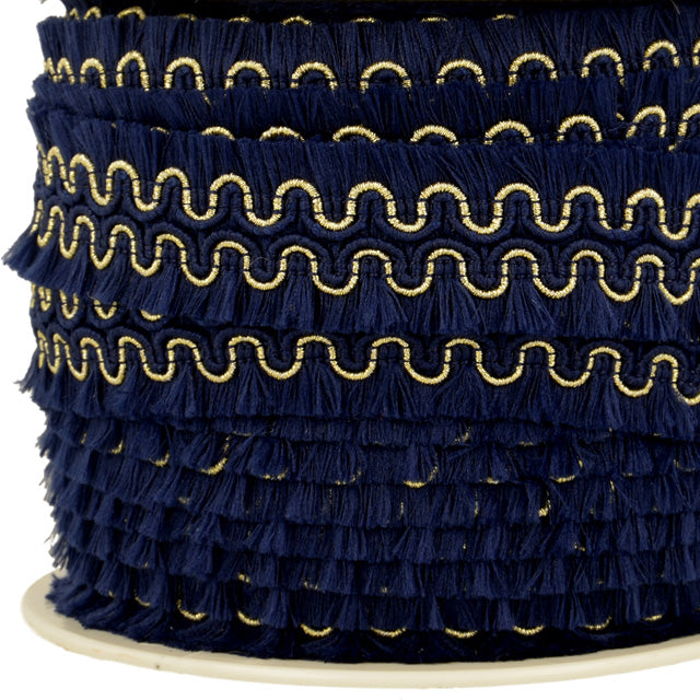 Een sierband met karakter: diepe donkerblauwe franjes gecombineerd met een subtiel goudkleurig detail geven deze band een chique en bohemien uitstraling.