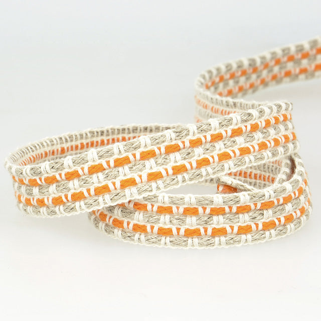 Een robuuster sierband met een geweven structuur van naturel beige en levendig oranje. Deze band heeft een ambachtelijke, stoere uitstraling en is ideaal voor het afwerken van kussens, tassen, wandhangers, andere interieurprojecten of kleding.