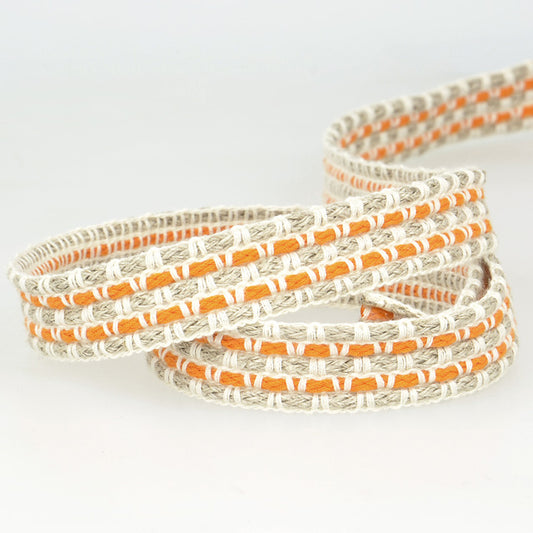 Een robuuster sierband met een geweven structuur van naturel beige en levendig oranje. Deze band heeft een ambachtelijke, stoere uitstraling en is ideaal voor het afwerken van kussens, tassen, wandhangers, andere interieurprojecten of kleding.