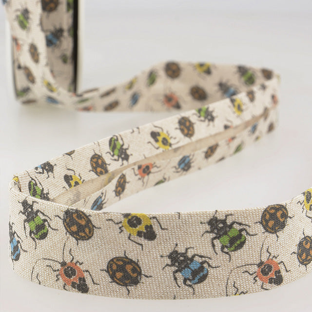 Biaisband met insecten erop in verschillende kleuren. De achtergrond van het biaisband is beige en heeft een linnen look, 100% katoen