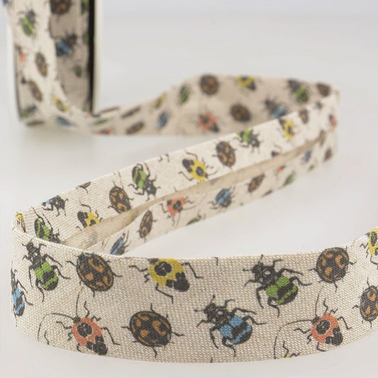 Biaisband met insecten erop in verschillende kleuren. De achtergrond van het biaisband is beige en heeft een linnen look, 100% katoen