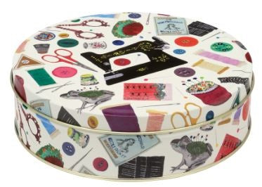 Een groot rond blik met een sierlijke afbeelding van een naaimachine.