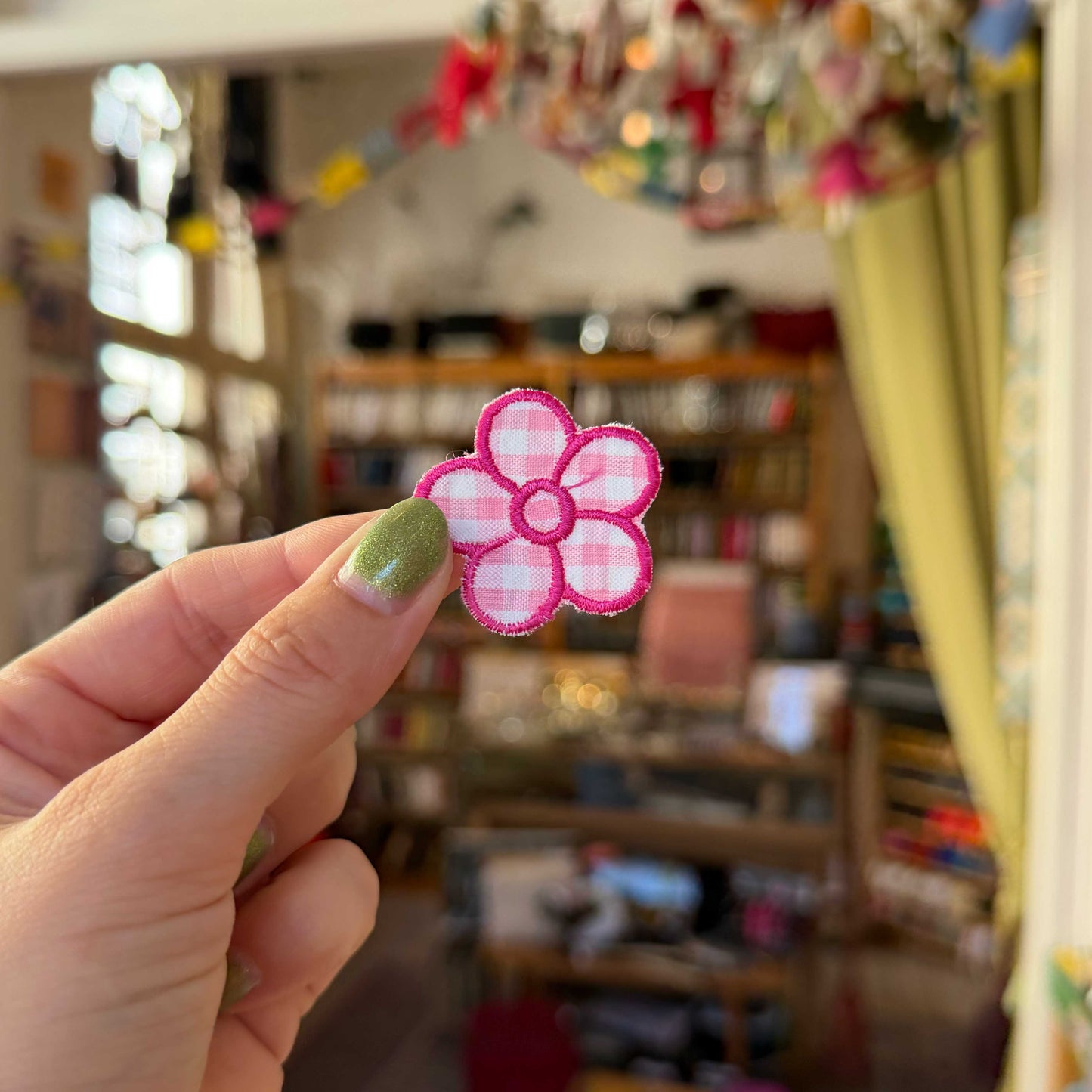 Applicatie bloem geruit donker roze