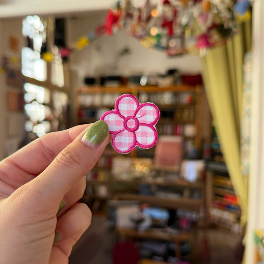 Applicatie bloem geruit donker roze
