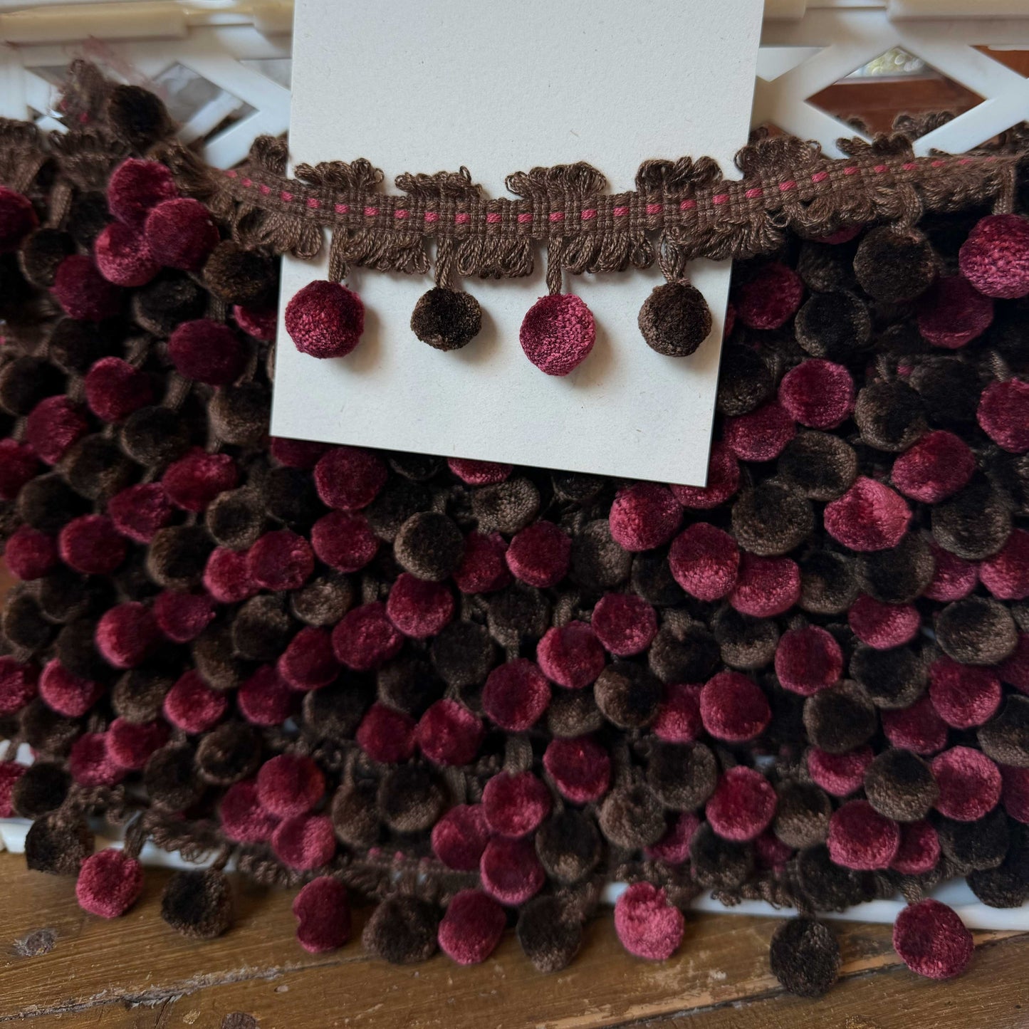 Sierband met bolletjes in bruin en bordeaux rood