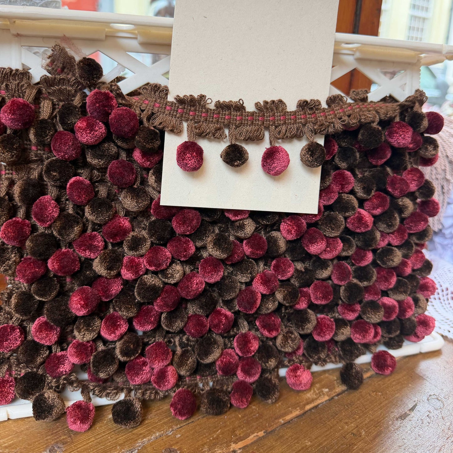 Sierband met bolletjes in bruin en bordeaux rood
