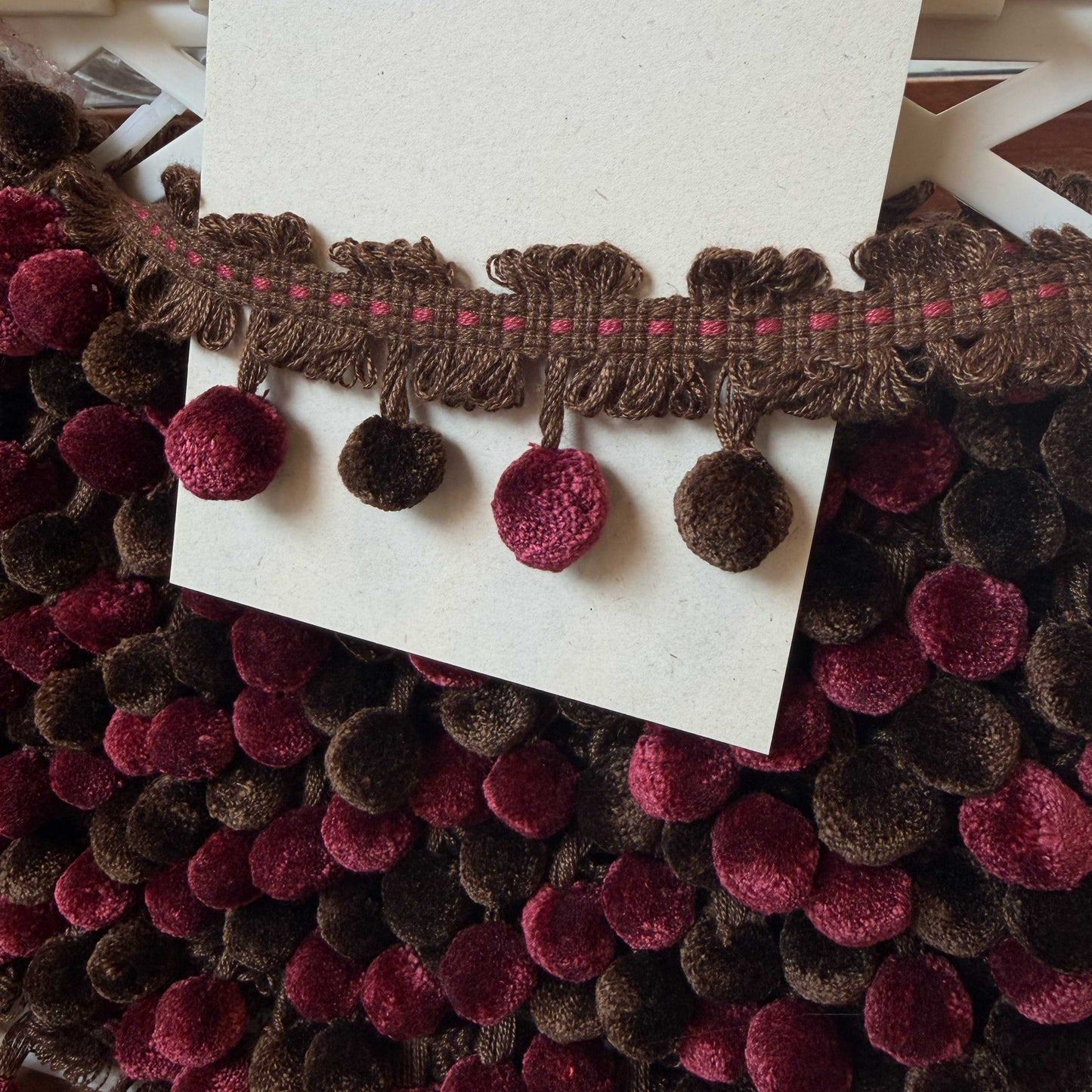 Sierband met bolletjes in bruin en bordeaux rood