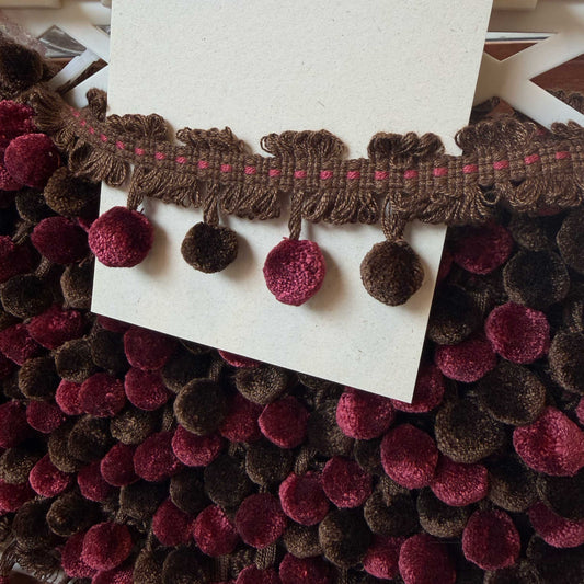 Sierband met bolletjes in bruin en bordeaux rood