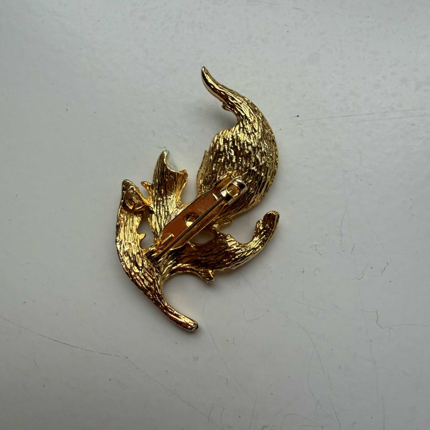 Vintage broche goud in bladvorm met zwart steentje