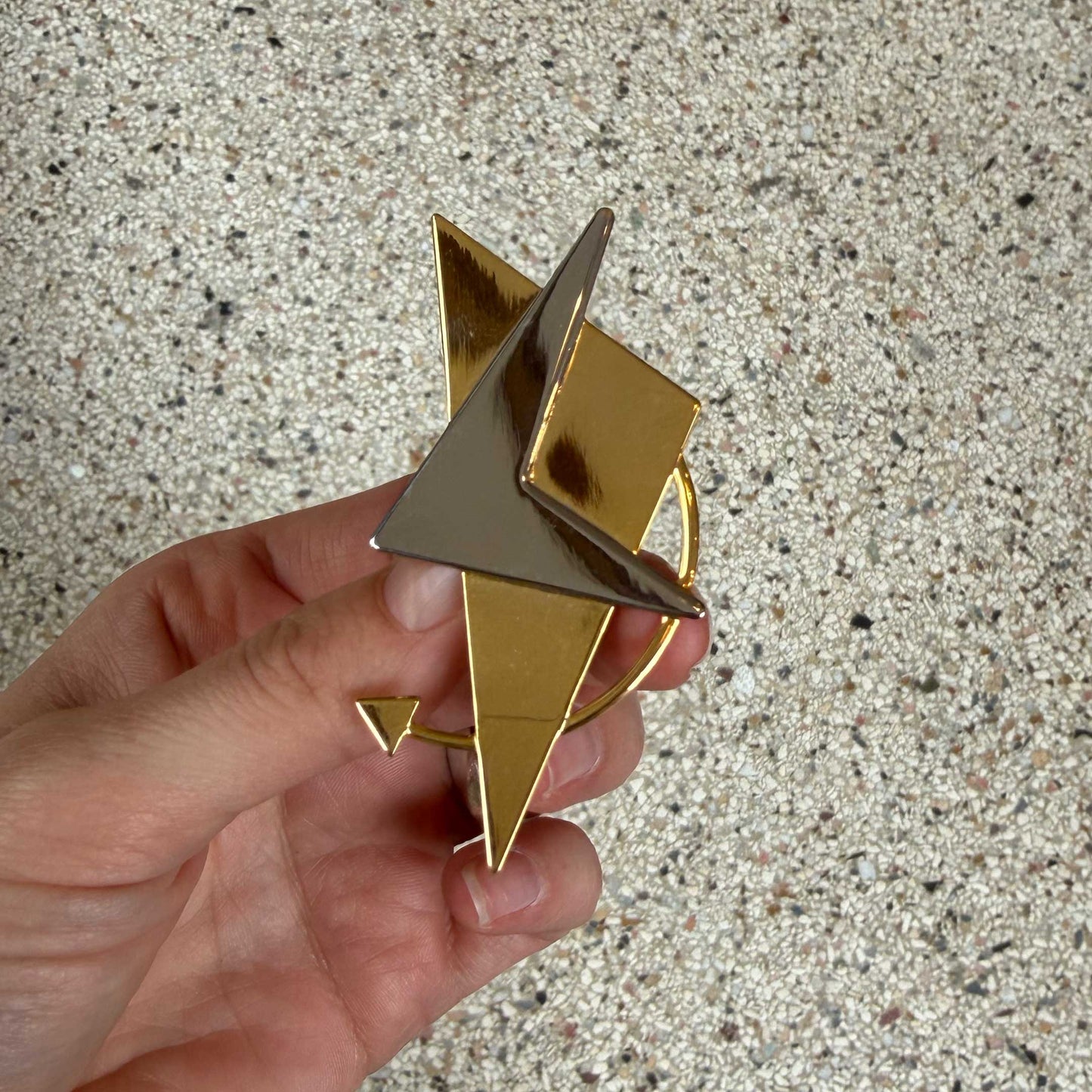 Vintage broche goud – futuristisch design