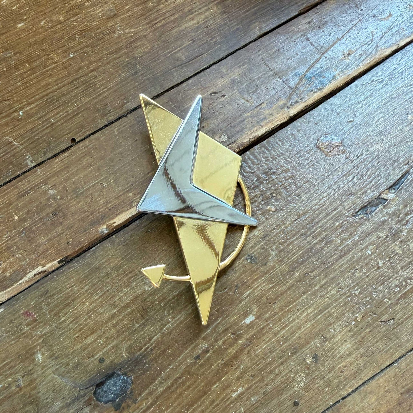 Vintage broche goud – futuristisch design