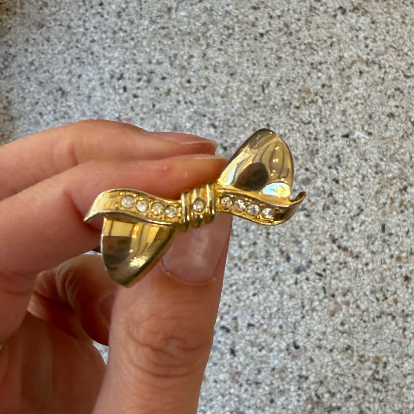 Vintage broche strik met diamantjes