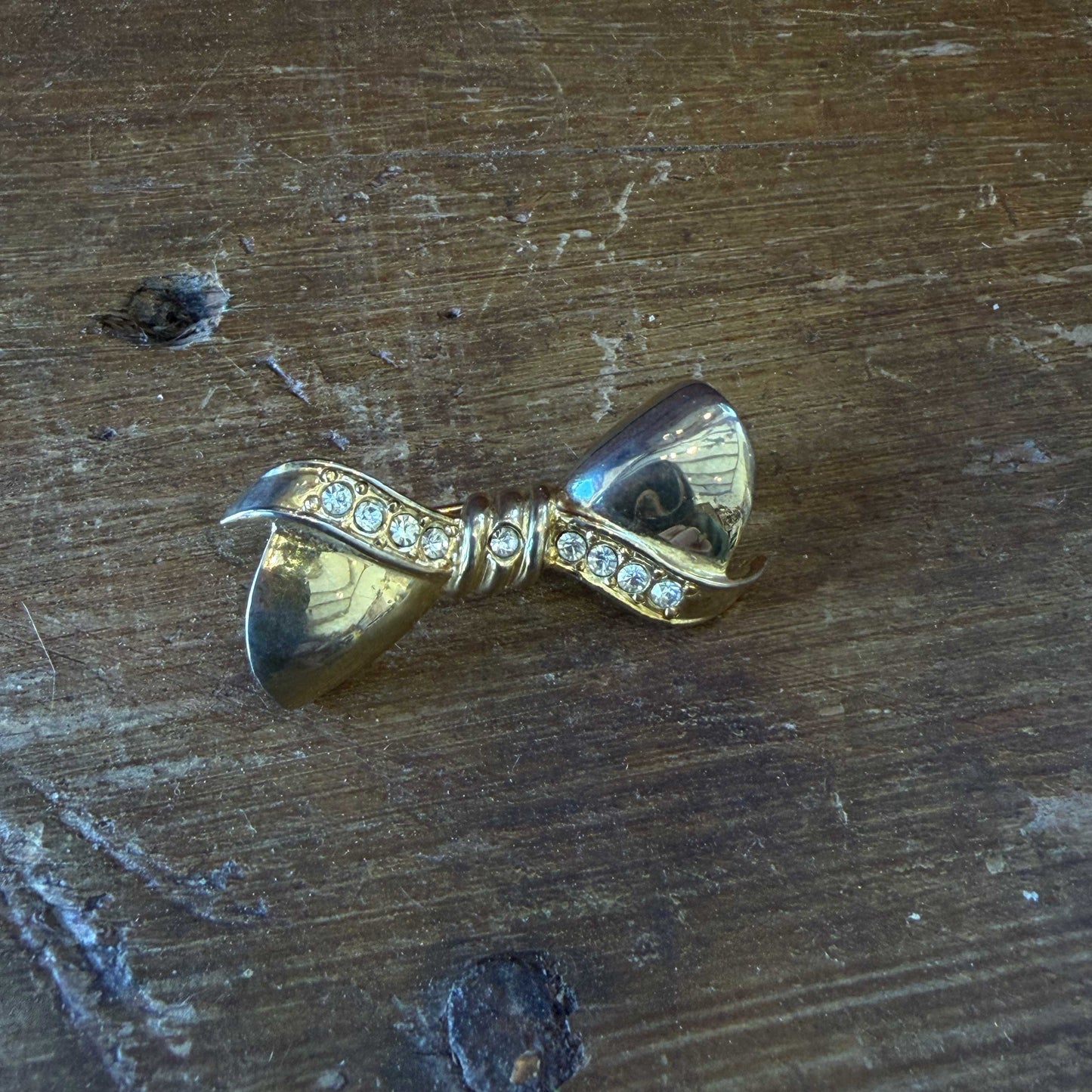 Vintage broche strik met diamantjes