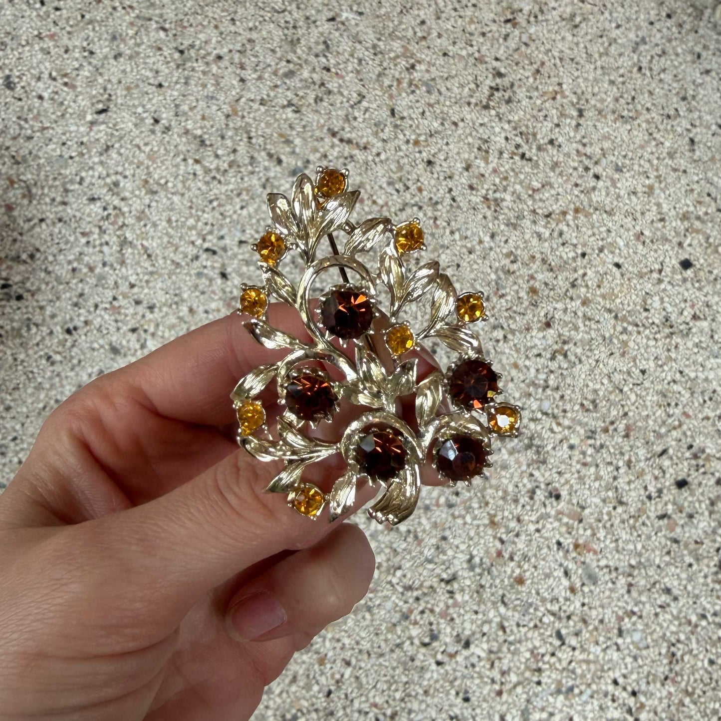 Vintage broche goud – bloem met barnsteenkleurige kristallen