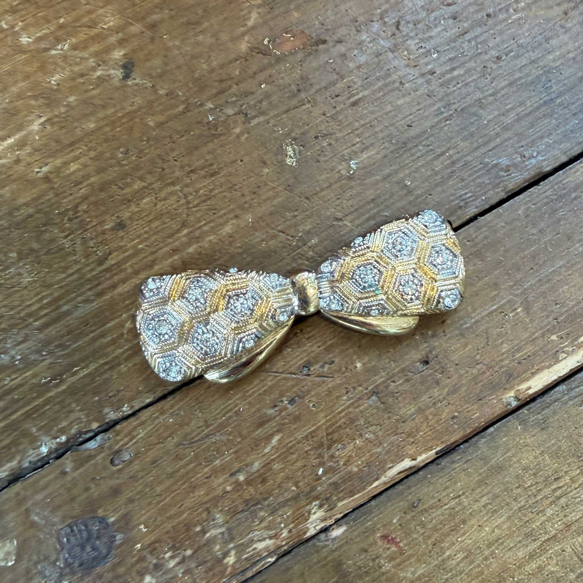 Elegante vintage broche in de vorm van een sierlijke strik