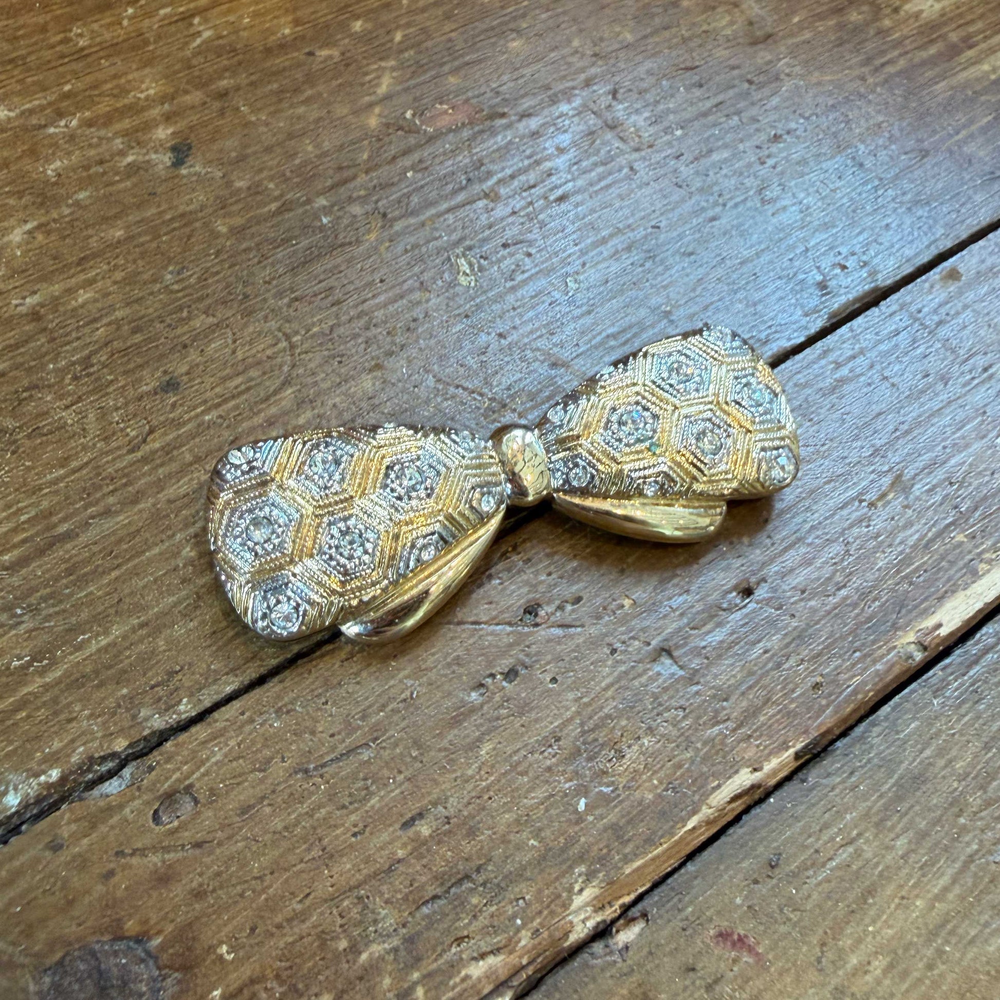 Elegante vintage broche in de vorm van een sierlijke strik