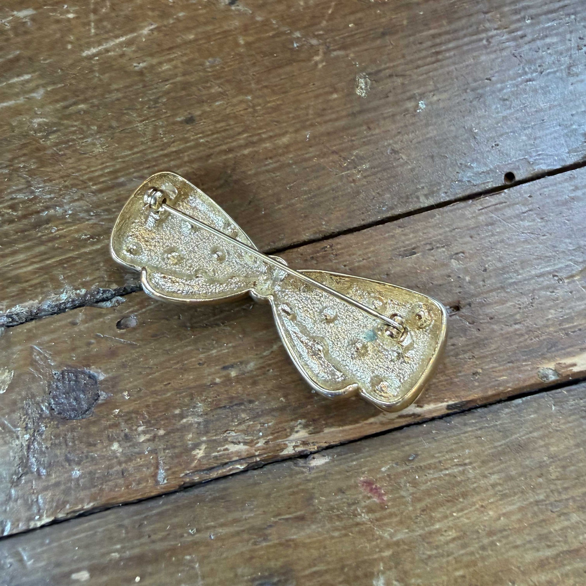 Elegante vintage broche in de vorm van een sierlijke strik