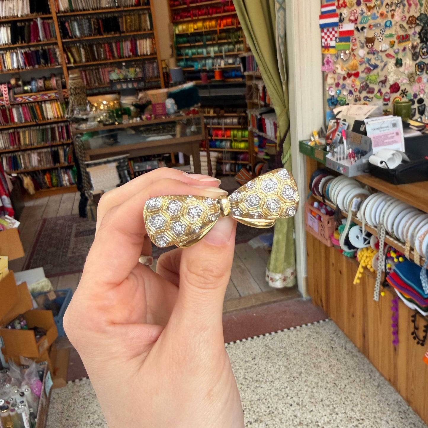Vintage broche – strik met diamantjes