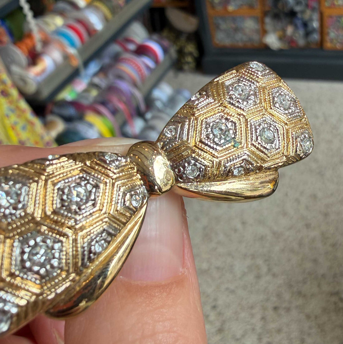Vintage broche – strik met diamantjes