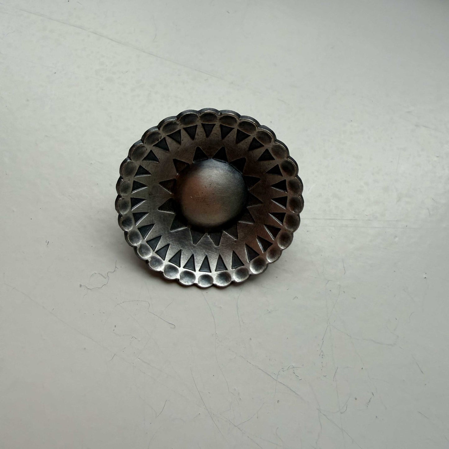 Broche metaal in de vorm van Zeeuwse knop